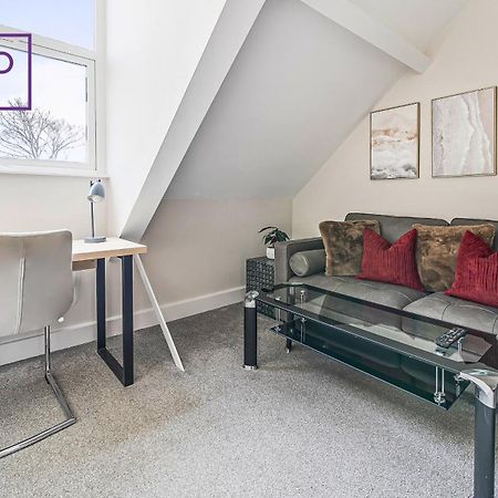 Newly Refurbished Everest Lodge Serviced Apartments For Contractors & Families, Free Wifi & Netflix By Redwood Stays ファーンバラ エクステリア 写真