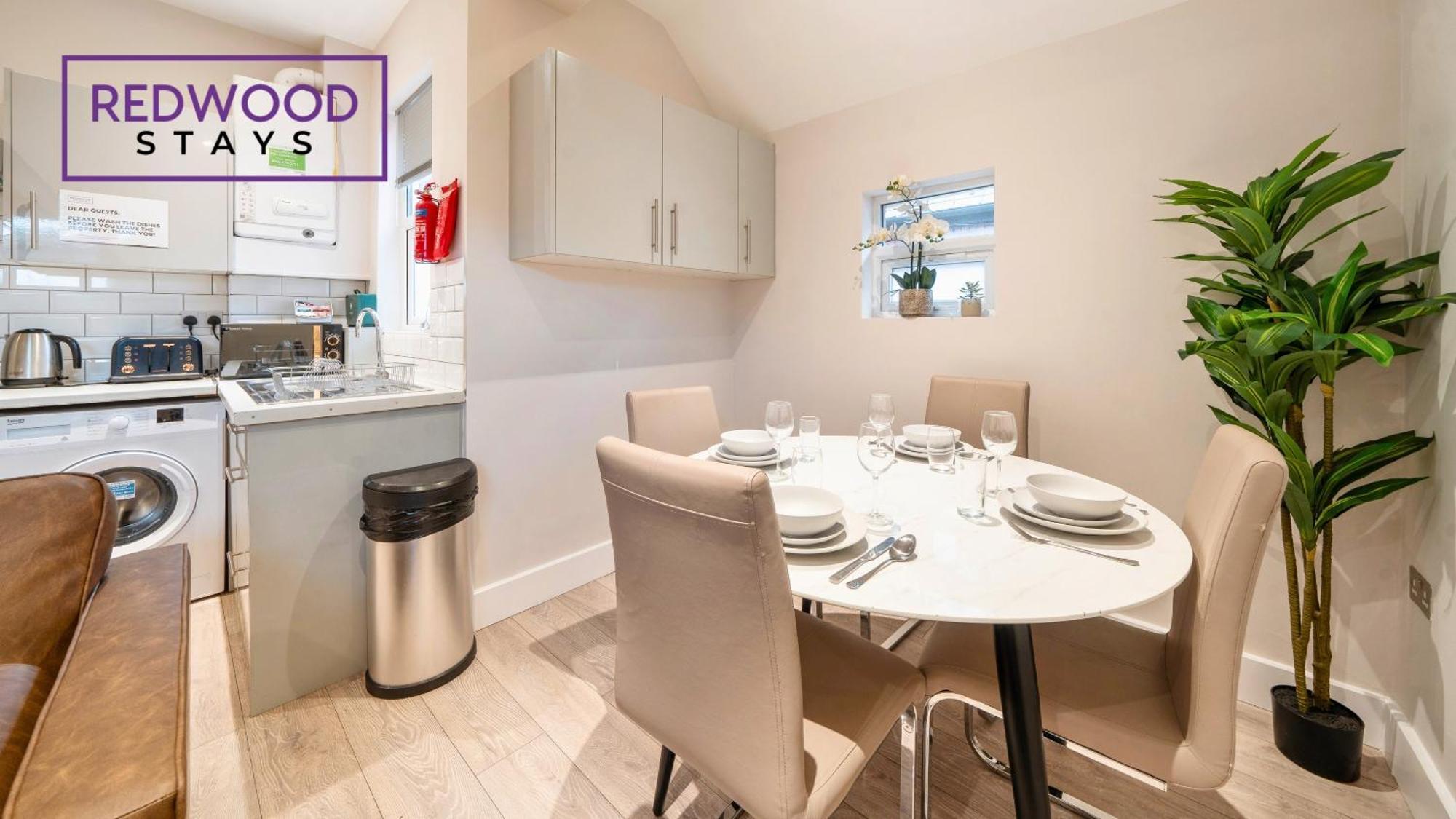 Newly Refurbished Everest Lodge Serviced Apartments For Contractors & Families, Free Wifi & Netflix By Redwood Stays ファーンバラ エクステリア 写真
