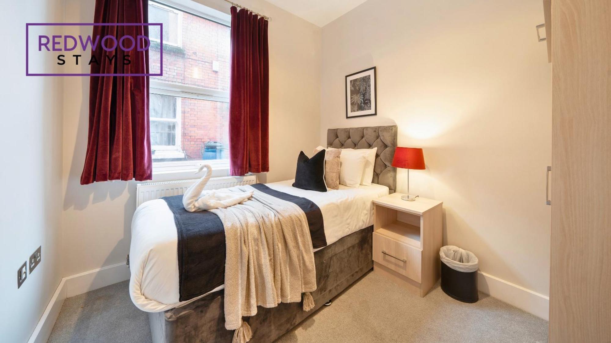 Newly Refurbished Everest Lodge Serviced Apartments For Contractors & Families, Free Wifi & Netflix By Redwood Stays ファーンバラ エクステリア 写真