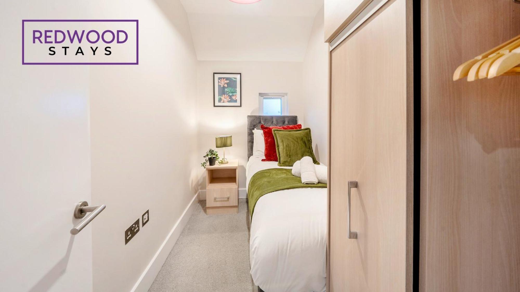 Newly Refurbished Everest Lodge Serviced Apartments For Contractors & Families, Free Wifi & Netflix By Redwood Stays ファーンバラ エクステリア 写真