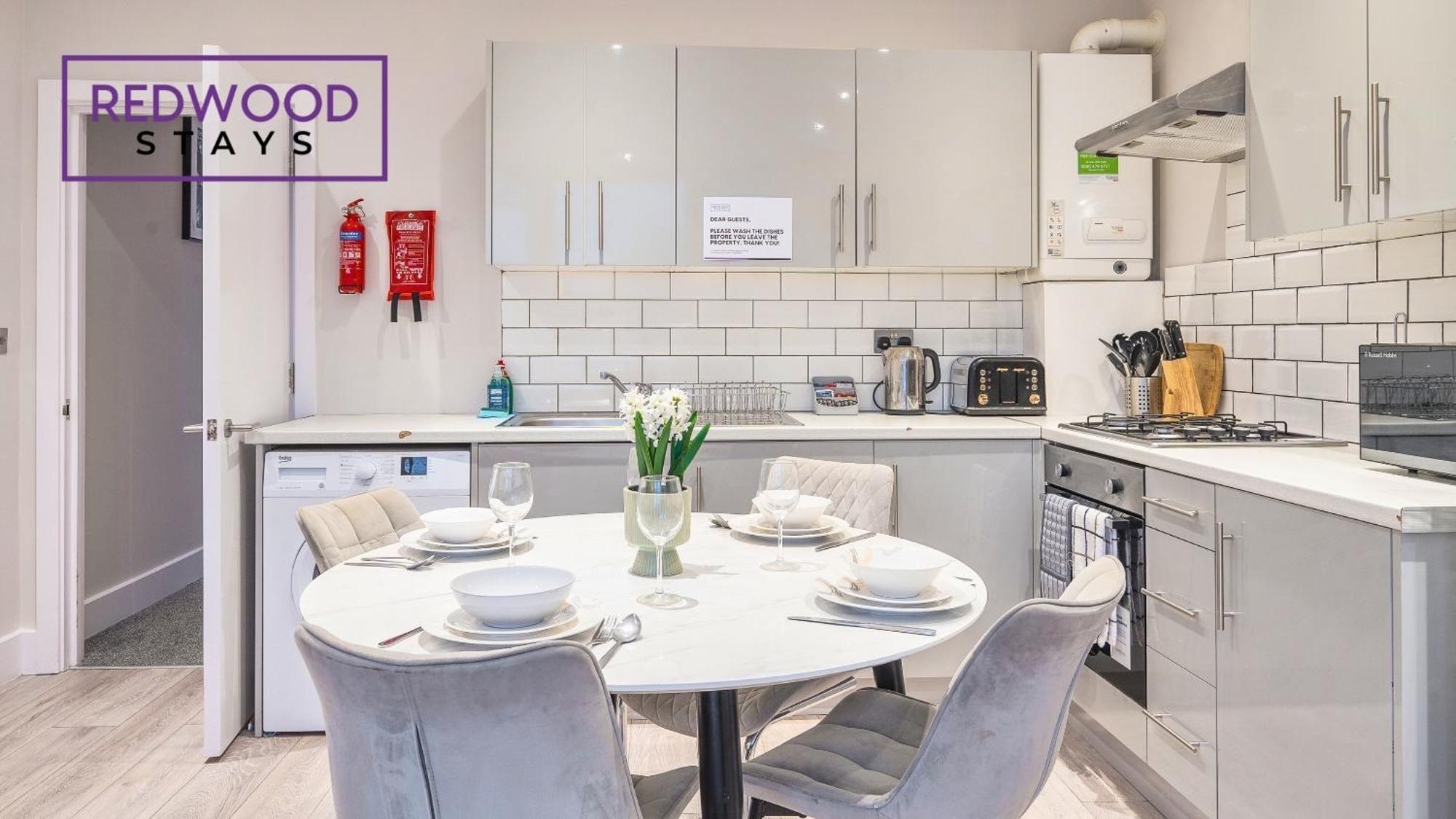 Newly Refurbished Everest Lodge Serviced Apartments For Contractors & Families, Free Wifi & Netflix By Redwood Stays ファーンバラ エクステリア 写真